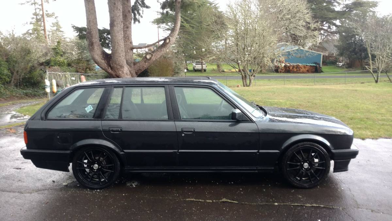 Illustration for article titled For $26,000, Could This LS3-Powered 1988 BMW E30 Touring Make You Want To Sell Your Granny?
